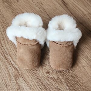 NWOT Baby 0/1 UGG Lassen Booties